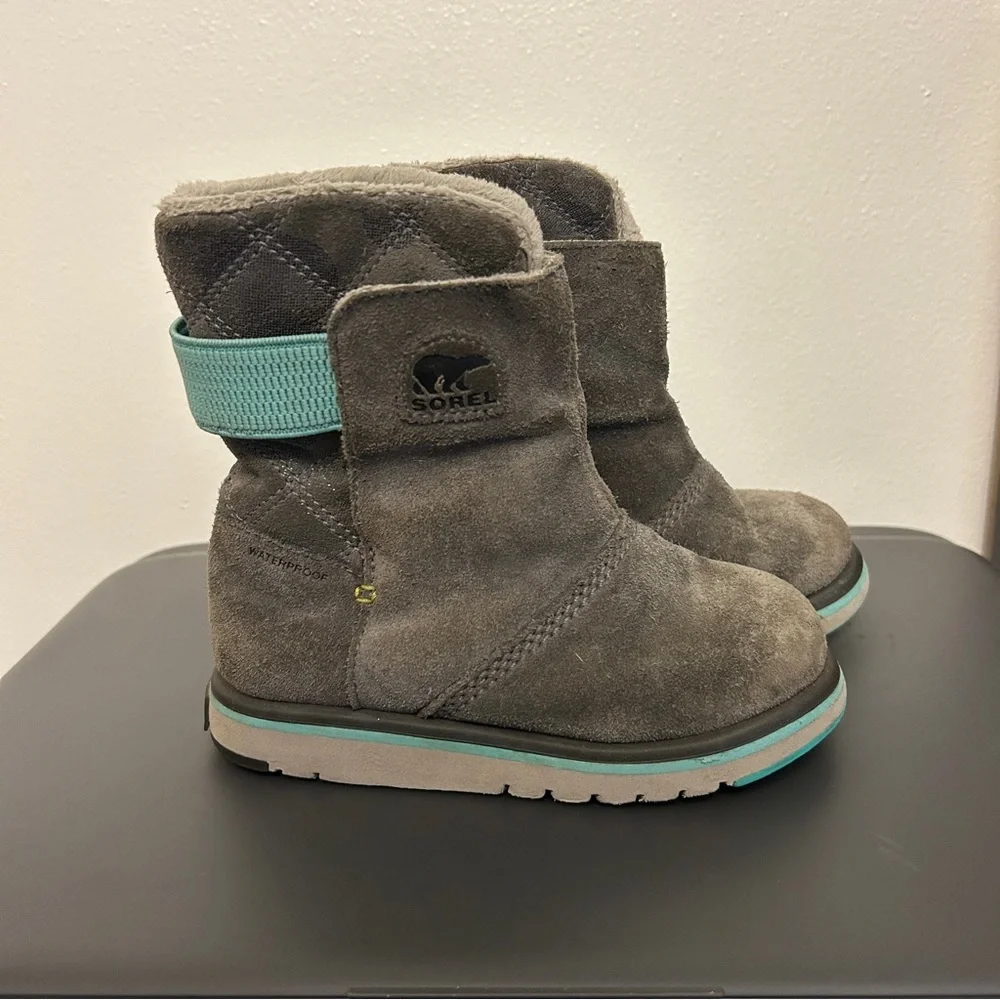 Sorel Youth Rylee Winter boots Grey suede with a teal accent strap Girls Size 11